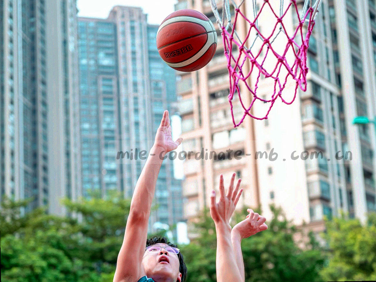 夜间球场线条与坐标网格抽象图
